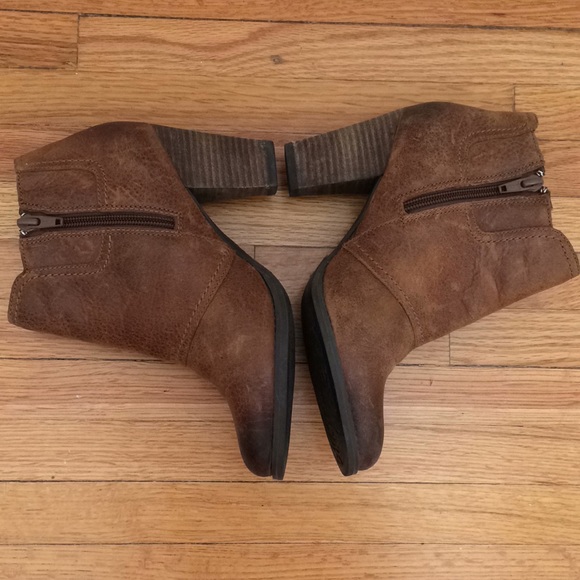 Clark’s Artisan distressed leather ankle boots - Picture 2 of 8